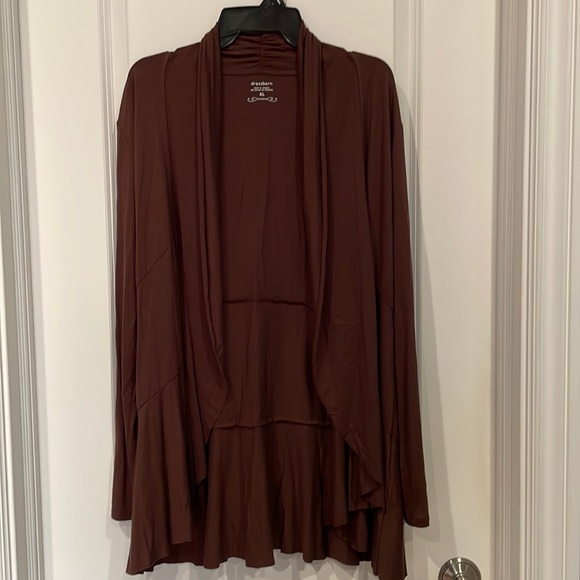 Ladies brown flowing sweater. - Picture 1 of 4